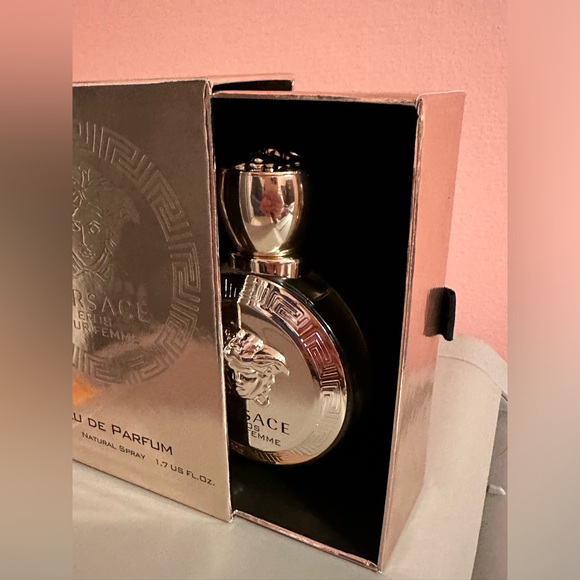 Versace Eros pour Femme. Eau de Parfum 1.7 oz. - Picture 5 of 8